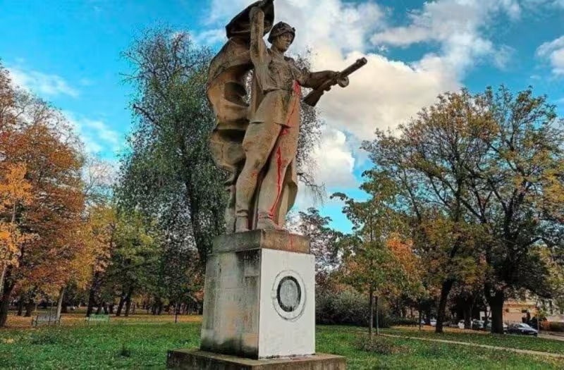 Паметник на съветски войник ще бъде заменен с дърво в чешкия град Литомержице