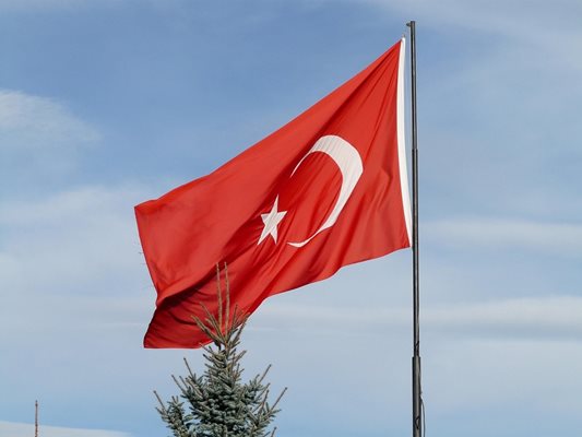 Турция заплашва да закрие две опозиционни телевизии