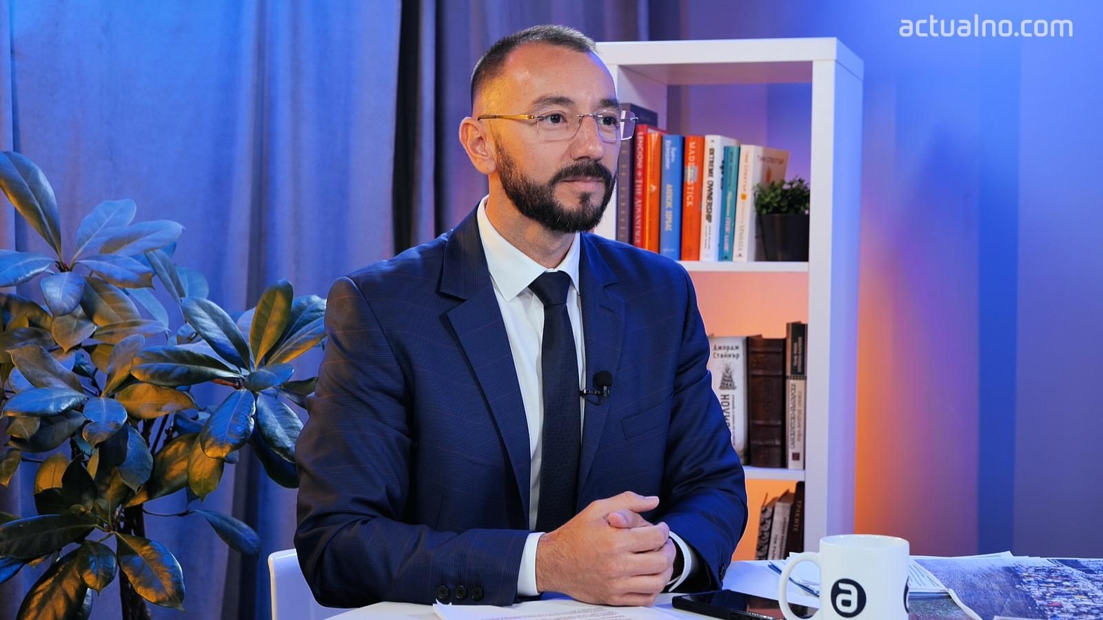 Васко, слез на земята! Хората не живеят твоя подарен от ДС луксозен живот!