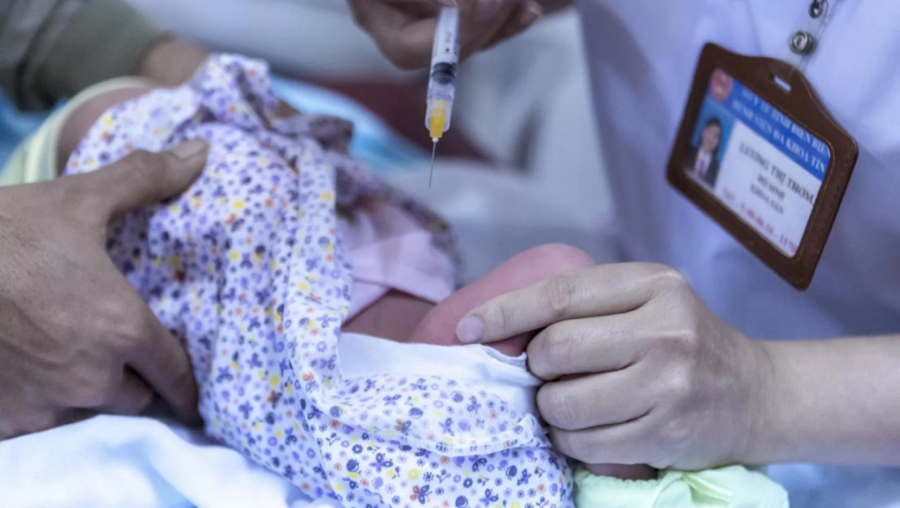 „Ню Йорк таймс“: Най-малко 10 деца са починали заради ваксини срещу Ковид