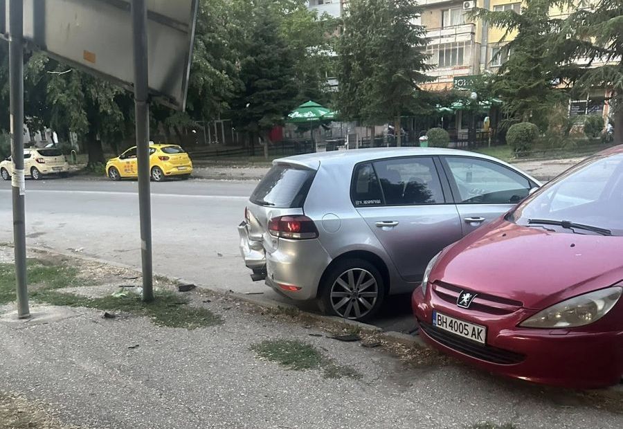 Млад шофьор помете пет коли и микробус във Видин