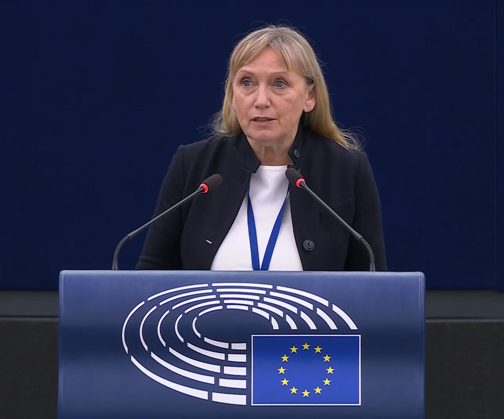 Йончева призова Урсула фон дер Лайен да потвърди, че не е имало проблеми с полета ѝ до България