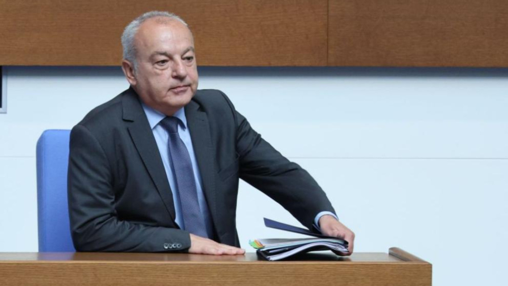 Минималната заплата вече няма да следва автоматично средната, държавните служители поемат 20% от осигуровките си
