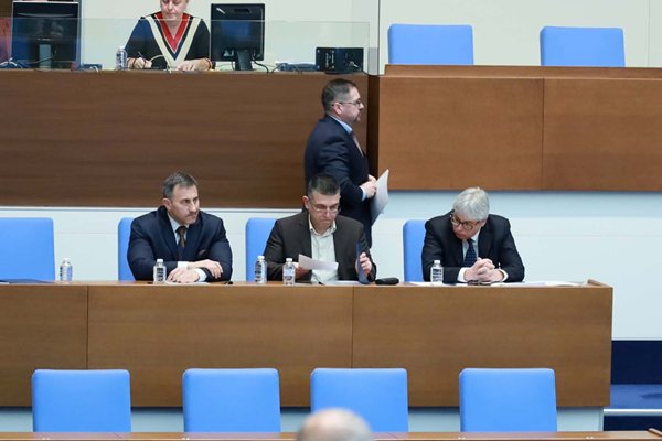 Компенсации и удължена забрана на износа за по-мек удар от горивата 