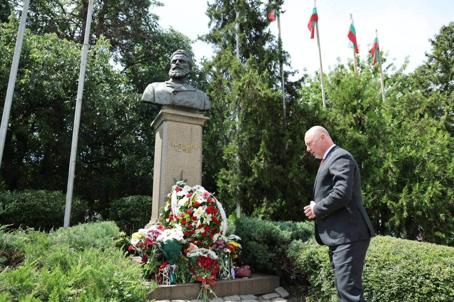 „Четете Ботев не само на 2 юни“, „Такива хора опазиха свободна България“ – политиците с почит