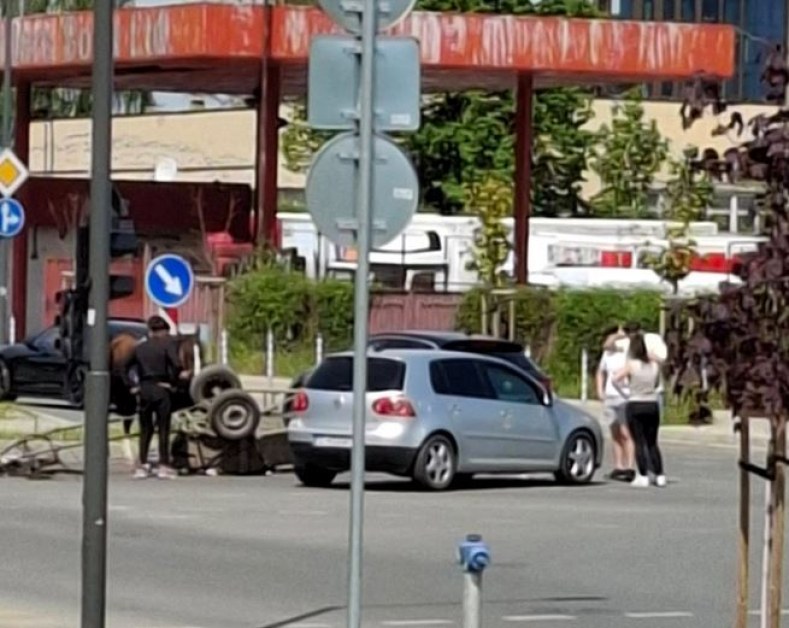Неизбежното се случи: Кола блъсна каруца в София, тя се обърна
