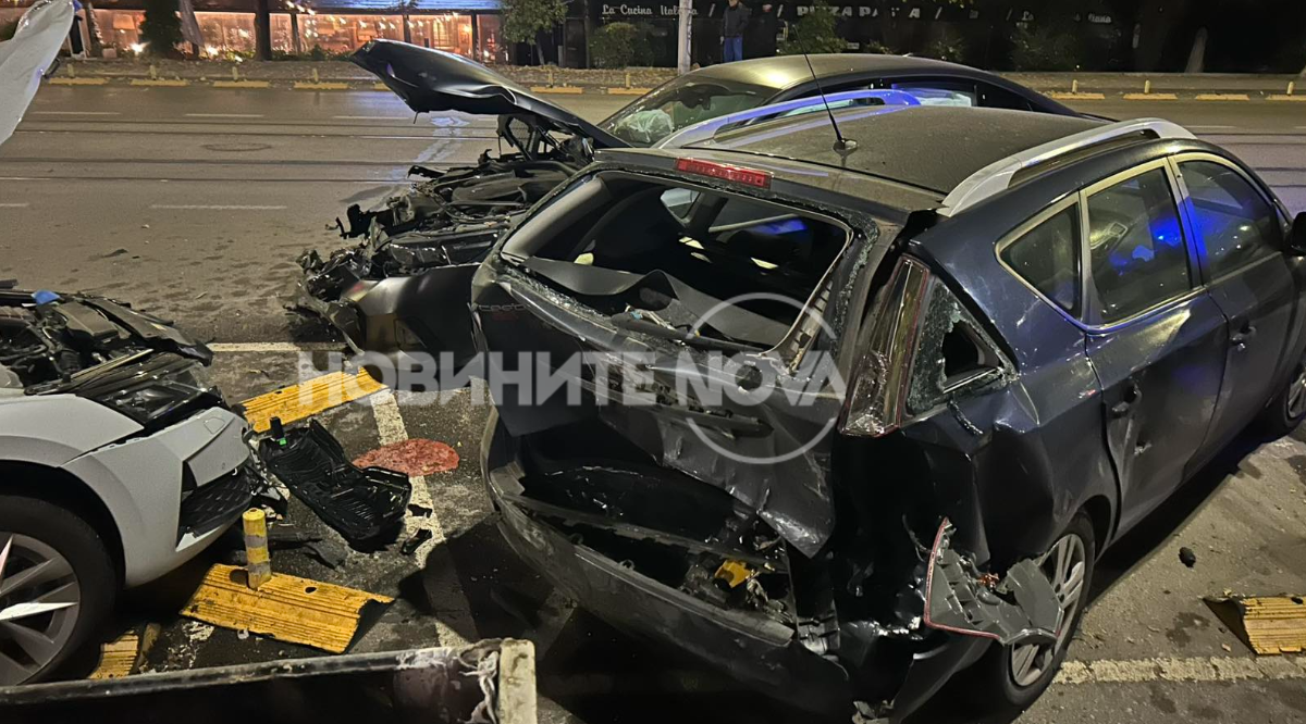 Зрелищен екшън в София по тъмни доби: Пиян до козирката помете шест коли