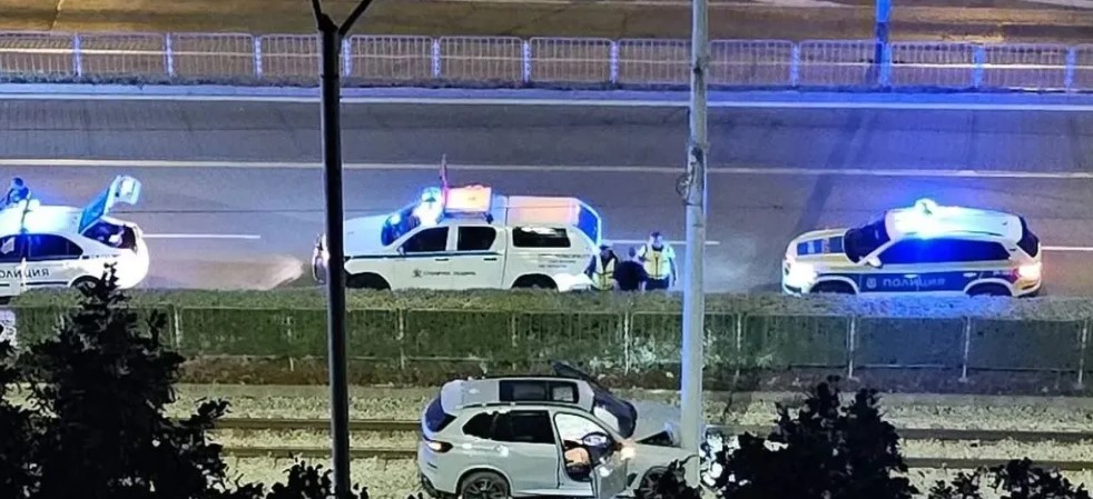 Чух викове: „Крийте тубите!“: Очевидец с твърдения за BMW, забило се в стълб на трамвайните релси в София