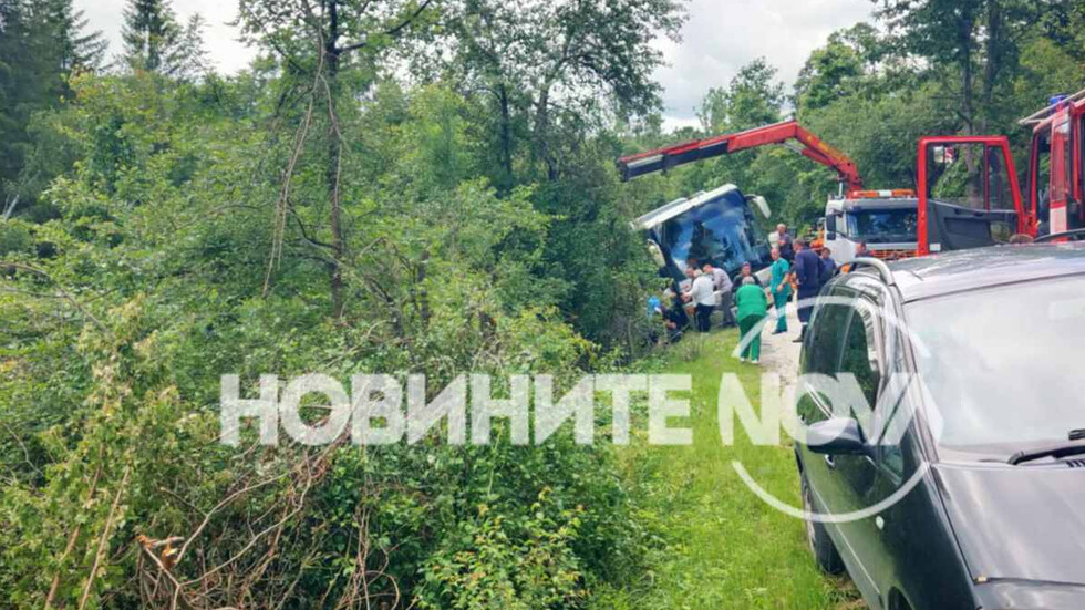Автобус с над 30 пътници катастрофира край Боженци