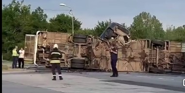 Извънредно в Lentata.com! Много тежка катастрофа с коли и автобус в София, има загинал, 7 се борят за живота си