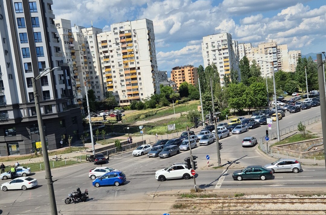Тежка катастрофа блокира кръстовище в София