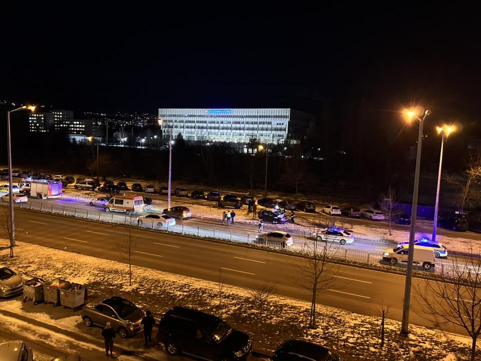 Кола се обърна по таван на столичен булевард, има пострадали
