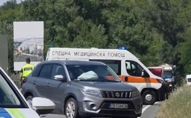 Нов пътен кошмар: Жена загина след удар в паркиран камион