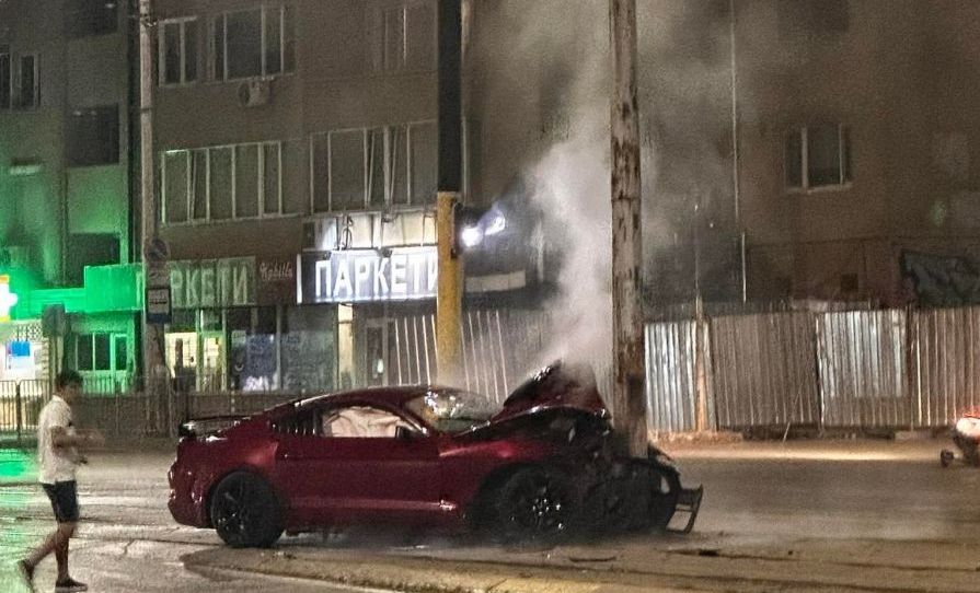 Зверска катастрофа в София, шофьорът избяга и заряза затиснат човек в колата