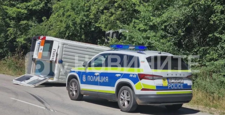 Линейка се преобърна след сблъсък с кола край Враца, всички пътници са ранени