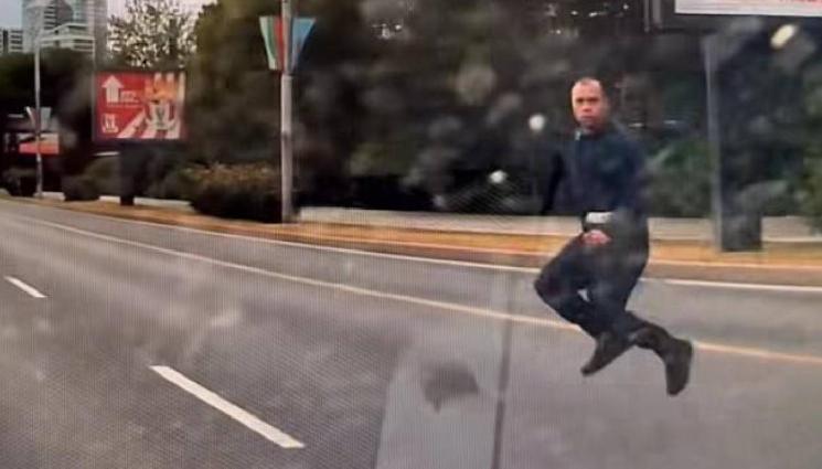 Опасност: Самоубиец скача пред коли на голям булевард в София (ВИДЕО)