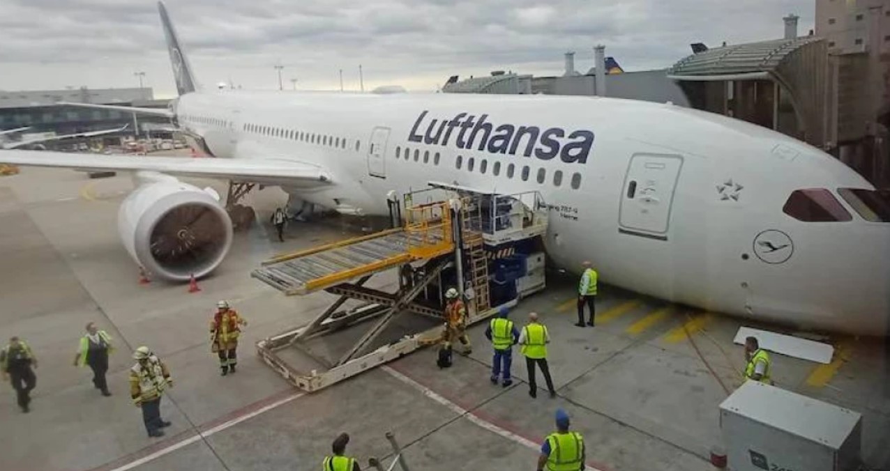  Пътнически самолет Boeing 787-9 се сгромоляса на летище Франкфурт (ВИДЕО)