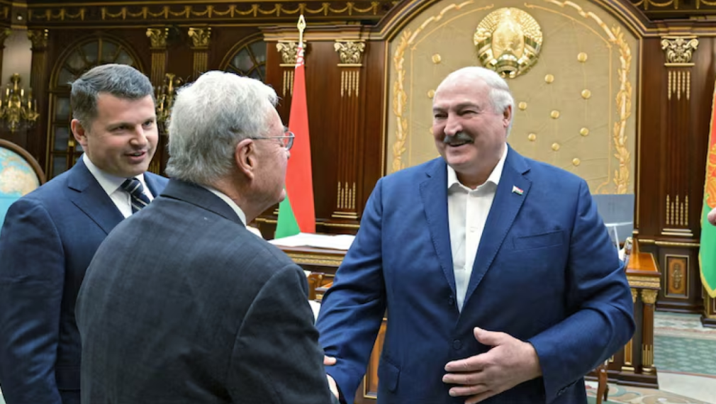 Келог прегърна Лукашенко и го нарече „приятелю“ по време на визита си в Минск