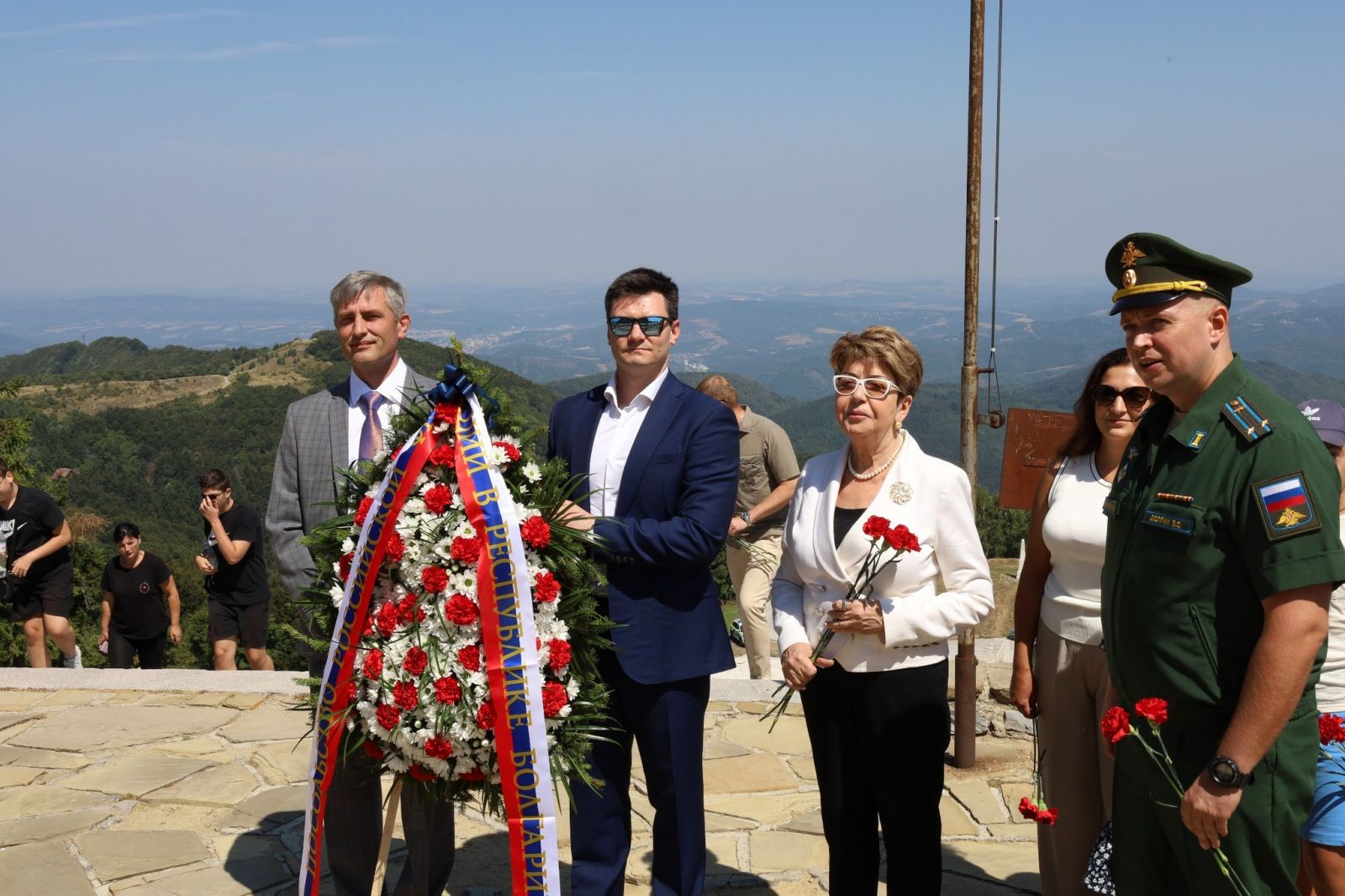 Митрофанова положи цветя на Паметника на Свободата по случай 148-годишнината от боевете за Шипченския проход