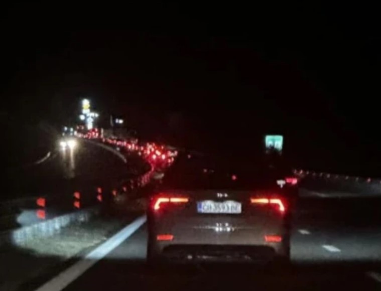 Очевидец: От часове сме блокирани на АМ 