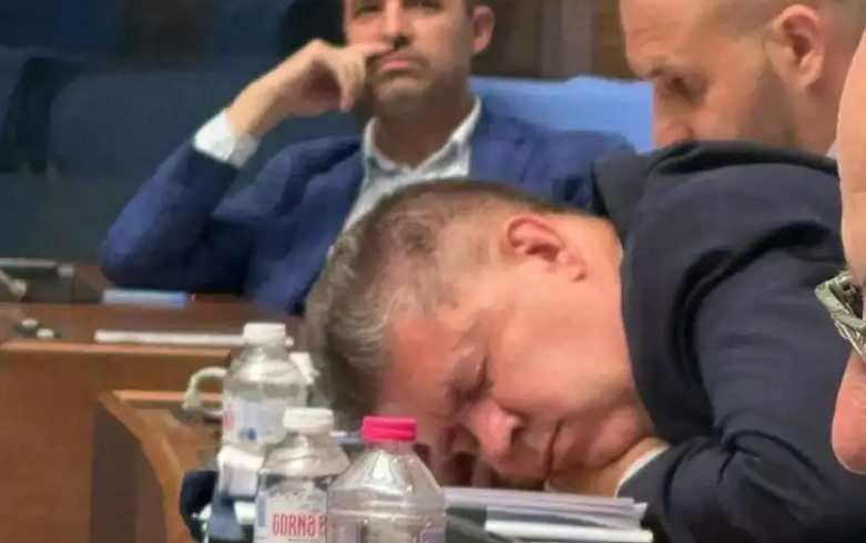 И таз добра! Фотоси показаха: Парламентът стана спалня! (СНИМКИ)