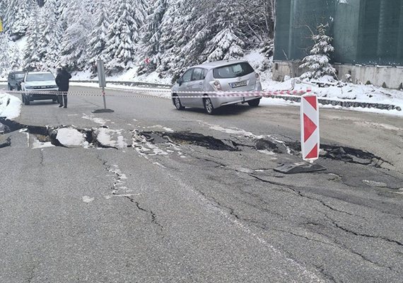 Пътят Смолян - Пампорово пропадна, затвориха го напълно. Oбявено е бедствено положение
