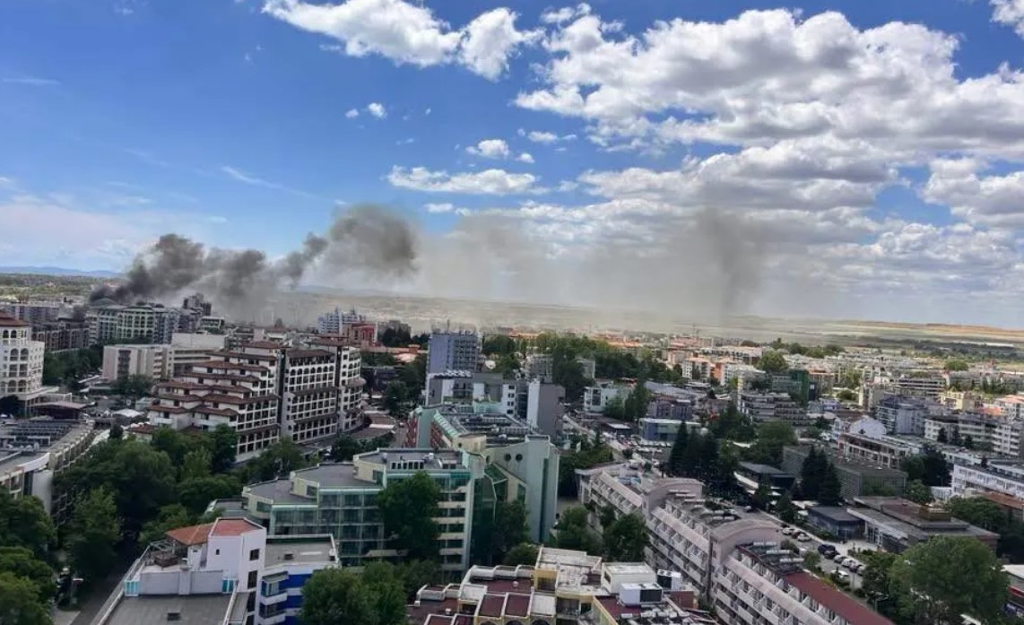 Всичко гори, два хотела са евакуирани! Подробности за огромния пожар в Слънчев бряг