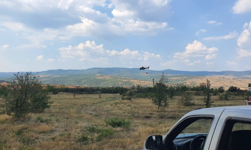 Два хеликоптера гасят голям пожар на АМ 