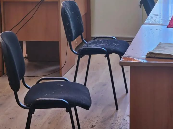За отмъщение с фекалии: Арестуваха трима за заливането на общинарка с екскременти