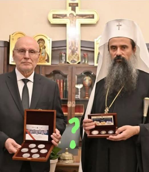 С този класически пиарски ход се целят основно две неща
