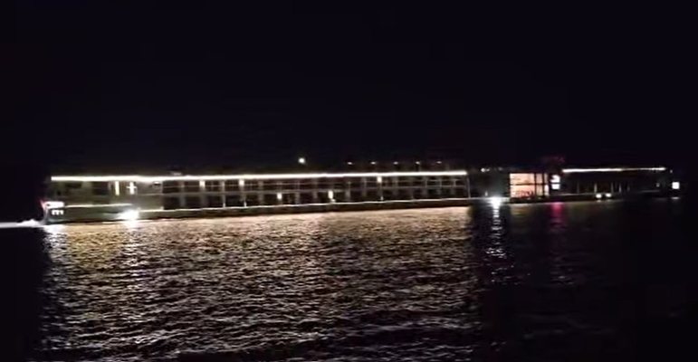 С 238 души на борда: Круизен кораб, плаващ към България, заседна в река Дунав  