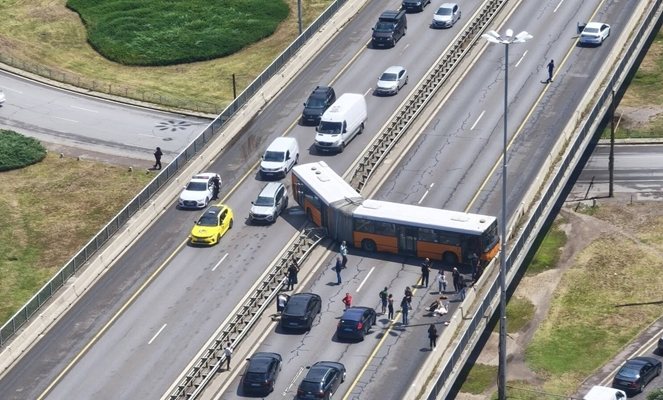 Автобус скъса мантинелата на 