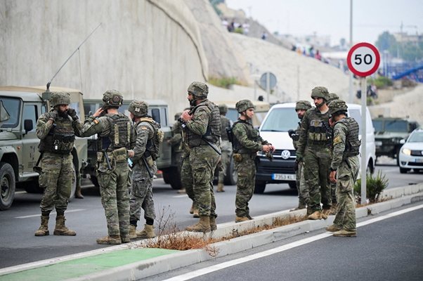 Испания изпраща армията си в Сеута, 18 мигранти са загинали