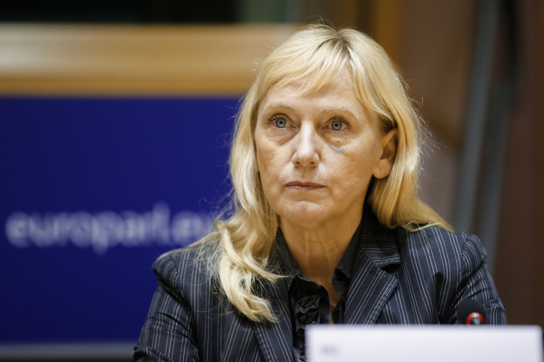 Елена Йончева призова Фон дер Лайен да потвърди, че не е имало проблеми с полета ѝ до България