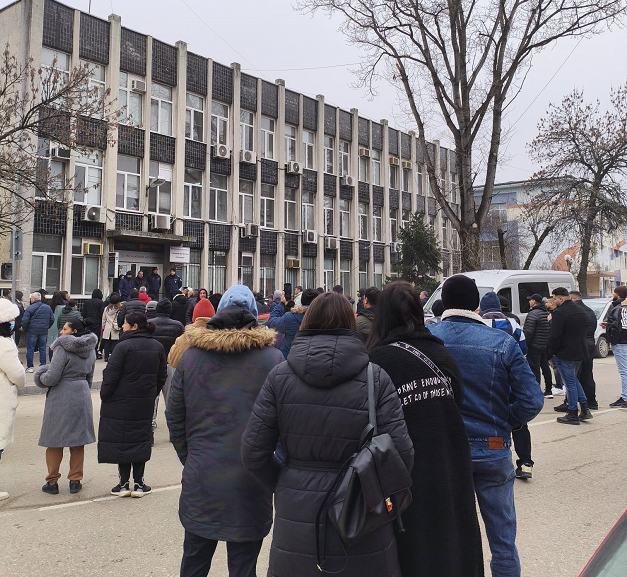 С хвърляне на яйца: Видинчани протестираха срещу високите сметки за ток