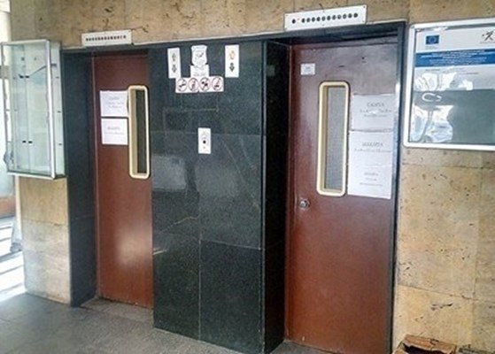 Председателят и секретарят на РИК – Благоевград заседнаха в асансьор, единият е ранен