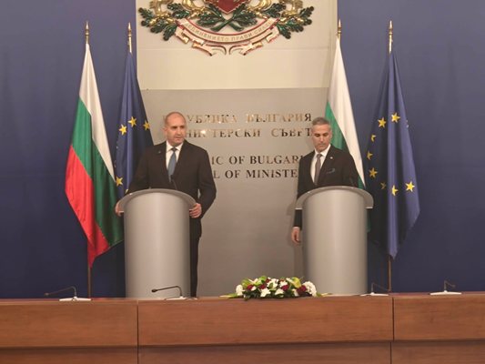 Служебното правителство предава властта на Румен Радев