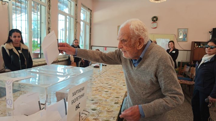 105-годишният д-р Тодор Ценов гласува в чирпанското село Винарово