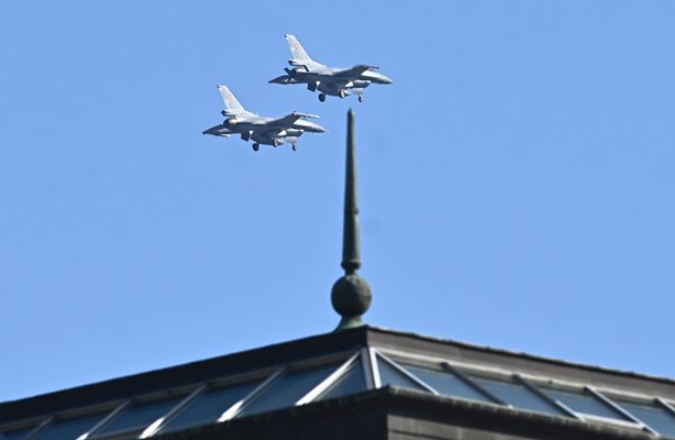 За първи път F-16 участват в парада за Деня на армията