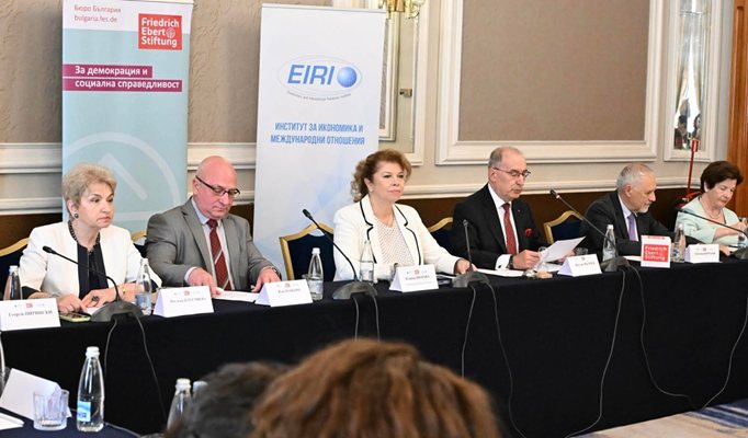 Йотова: 9-те проекта за армията по SAFE са незадоволителни