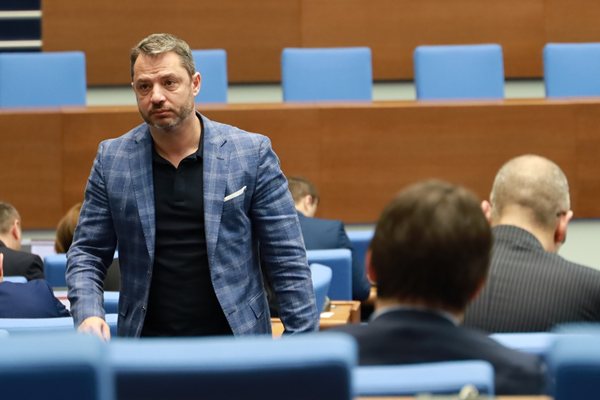 Делян Добрев внесе оставката си в парламента