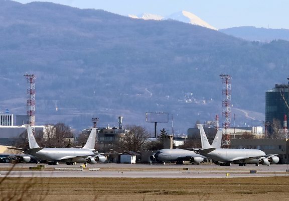 Четири от US самолетите напуснаха летището в София