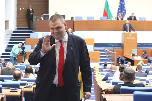 ДПС: В справката на Демерджиев за Пеевски има само 75 полета, не 227, с 10 души