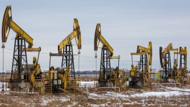 Иран заплаши да спре целия износ на петрол и газ, след като САЩ подновиха блокадата на Ормузкия проток