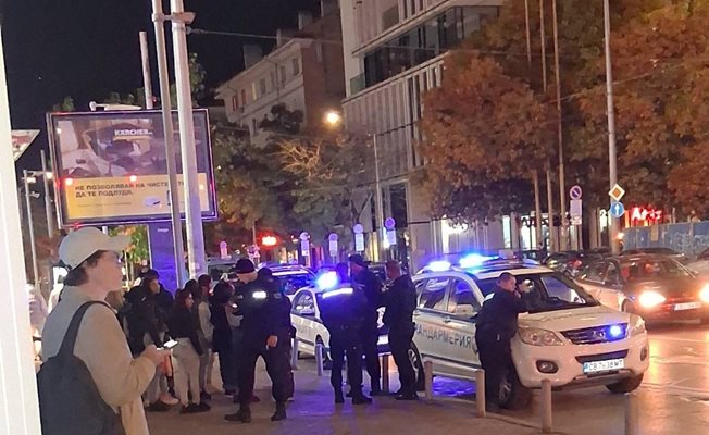 Убийството в мола заради момиче на 13 години - бивша на убития и гадже на наръгалия го