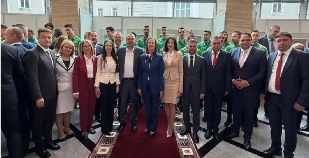 Конфузно... Депутати закриха волейболистите на обща снимка с тях