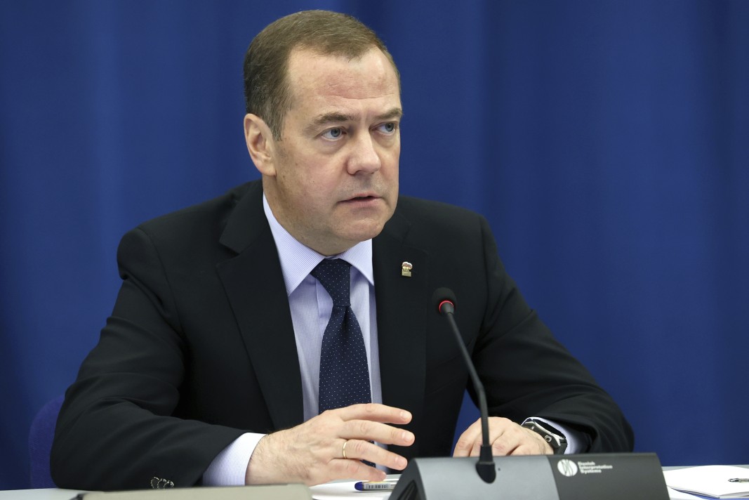 Медведев: Русия няма нужда от война, но фригидната старица Европа е в ръцете на фанатици и рисковете остават