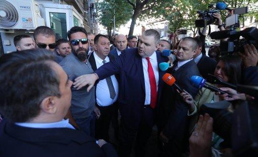 Пеевски се сблъска с Асен Василев и Кирил Петков пред парламента: Наркомани! Аз ще направя държава с главно Д