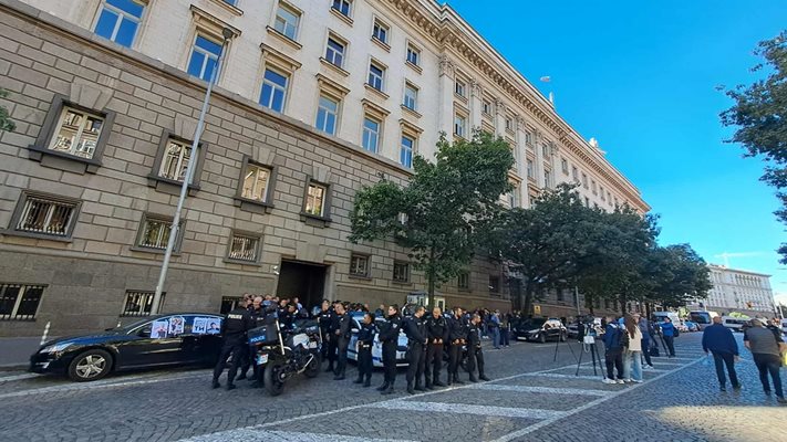 Полицай, охранявал протеста пред Народното събрание, е починал
