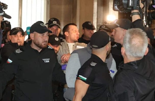 Хасърджиев от гей оргията с белезници в съда, актьорът Белов спринтира като Юсейн Болт
